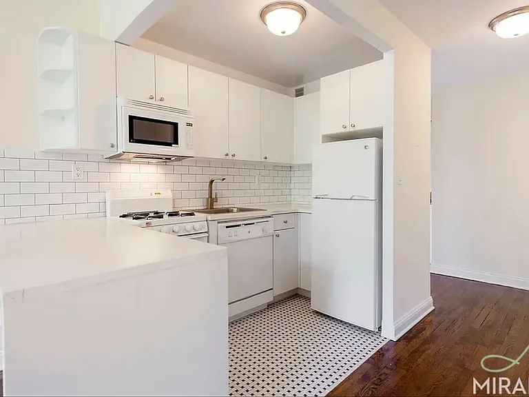 304 E 20th St #2E — Photo 2