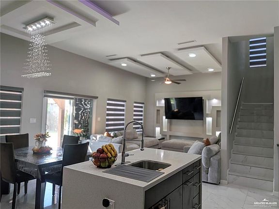 4th image of 1010 W Franklin Ave