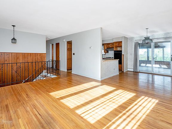 4th image of 136 8th Ave