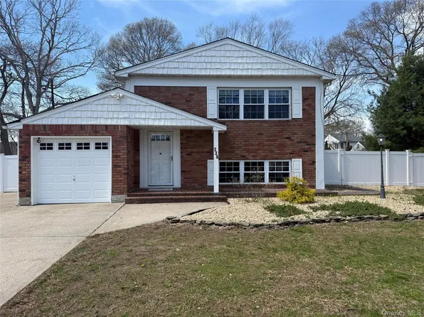 226 Woodycrest Drive, Holtsville, NY 11742