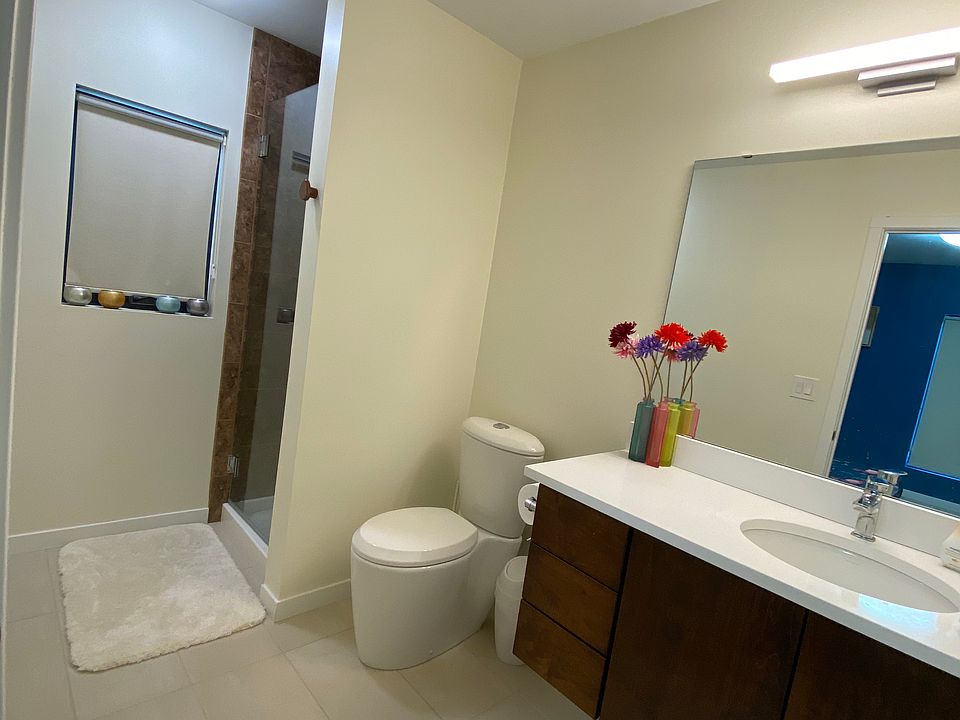 First bedroom en suite bathroom