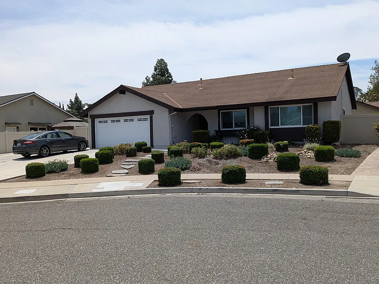 1146 Hudson Ct — Photo 3