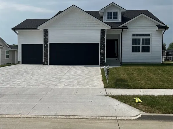 143 Crossroads Dr, Des Moines, IA 50320