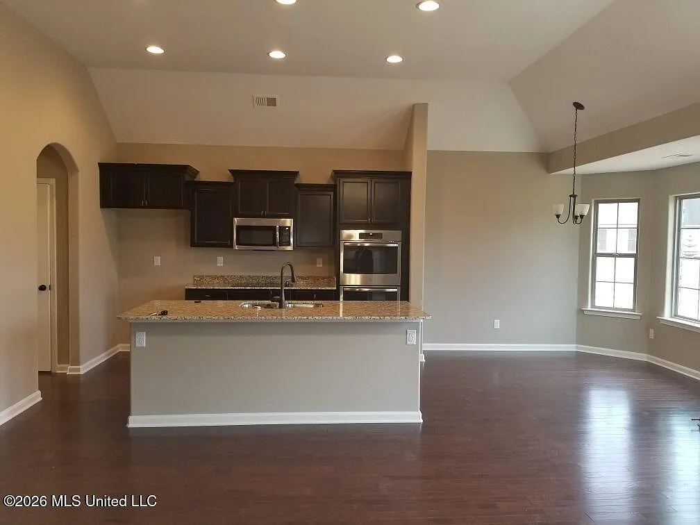 5 bed, 3.0 bath, 2452 sqft, $2,800 — Photo 2