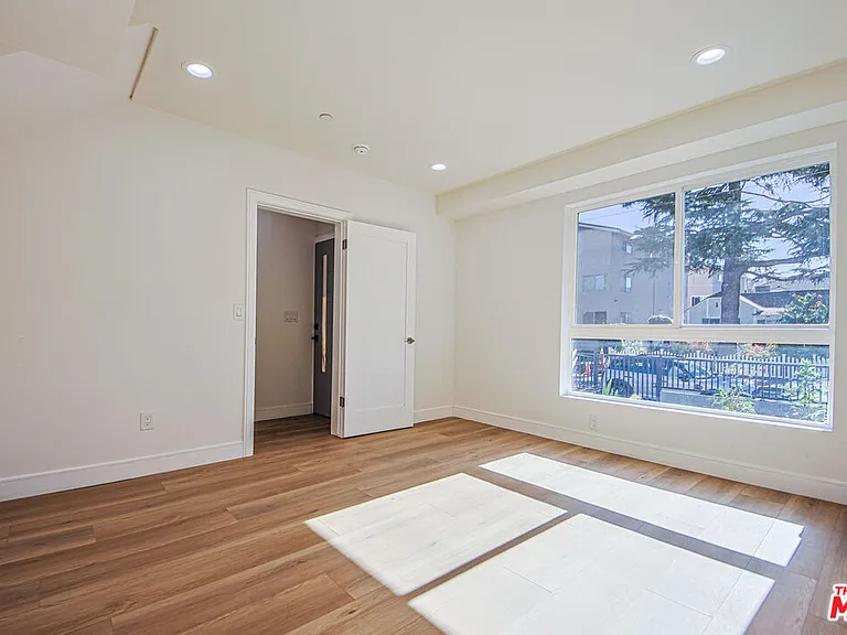 10801 Kling St — Photo 54