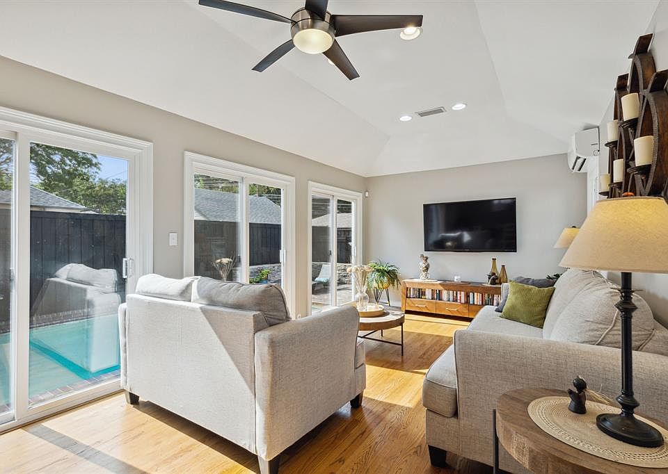 1st image of 7015 Coronado Ave