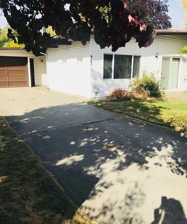 907 & 909 N Johnson Rd