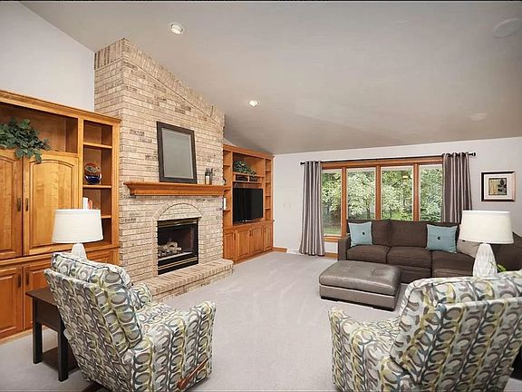 2nd image of 2815 Parkwood Dr