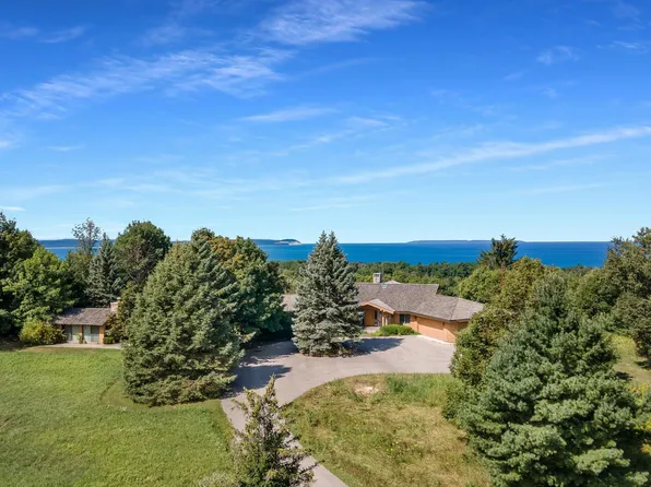 338 N Manitou Trl, Lake Leelanau, MI 49653