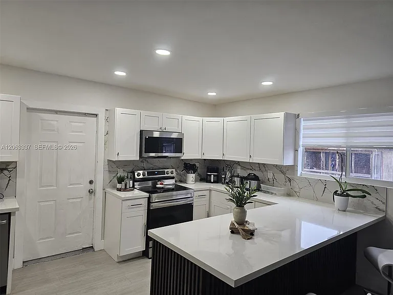 75 SW 18th Ave — Photo 7