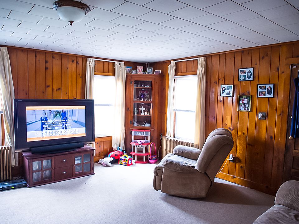 1st flr. 2bds; living room