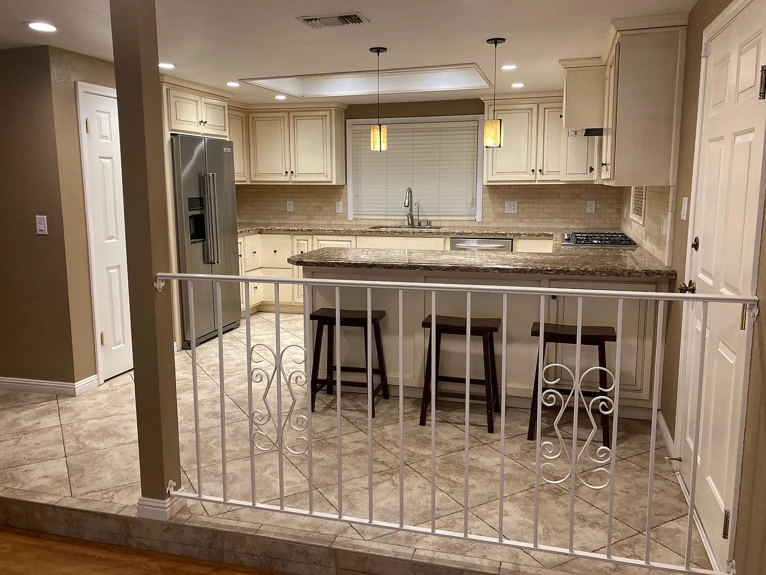 4 bed, 2584 sqft, $5,945 — Photo 2