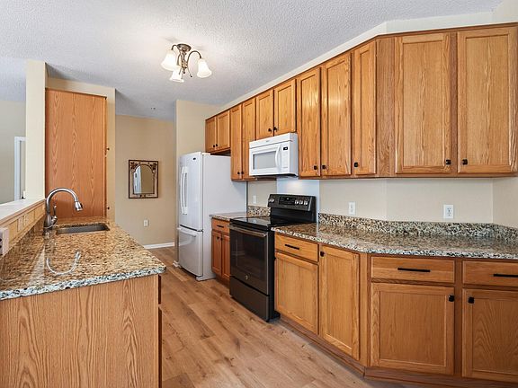 3rd image of 100 Clydesdale Trl APT 102