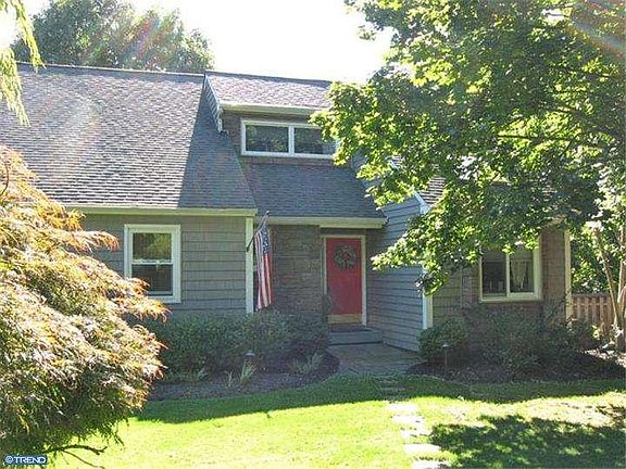 2nd image of 18 Jonathan Dr