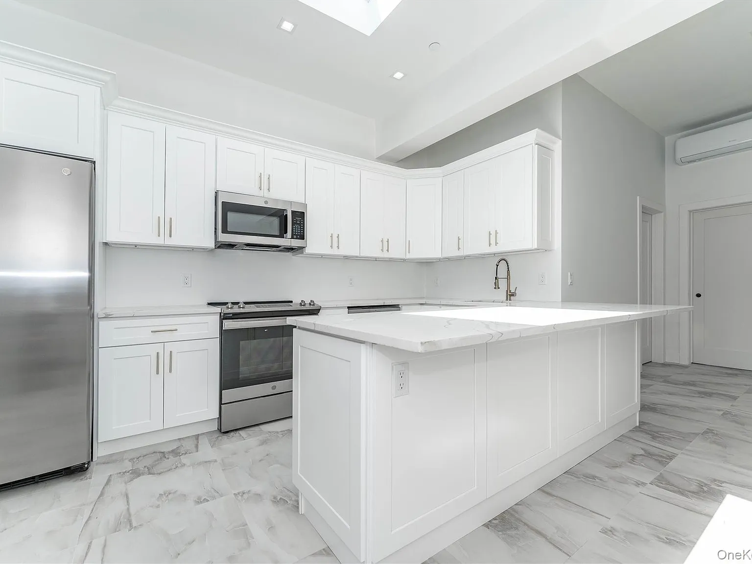 2 bed, 1.0 bath, 800 sqft, $3,350 — Photo 2