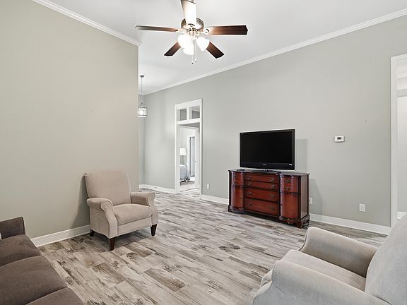 3rd image of 111 Lomaland Dr