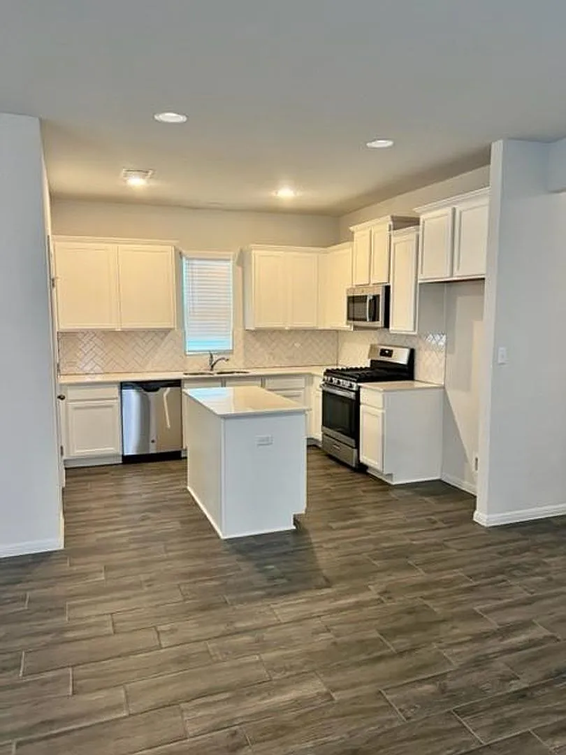Beautiful Free standing Single Story Sorrento Condominium Home 3-2 with 2 car Garage / Pflugerville — Photo 3