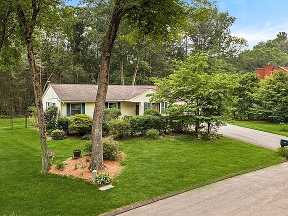 4th image of 22 Carillon Cir