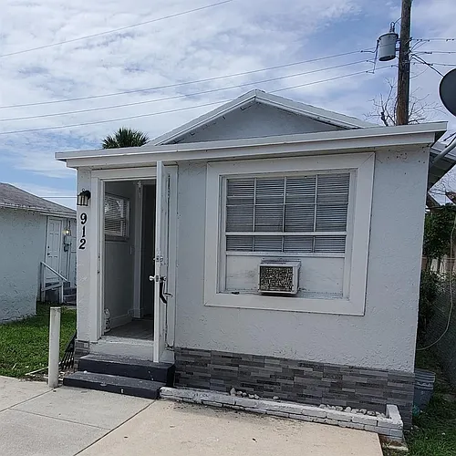 912 8th St Photo 1