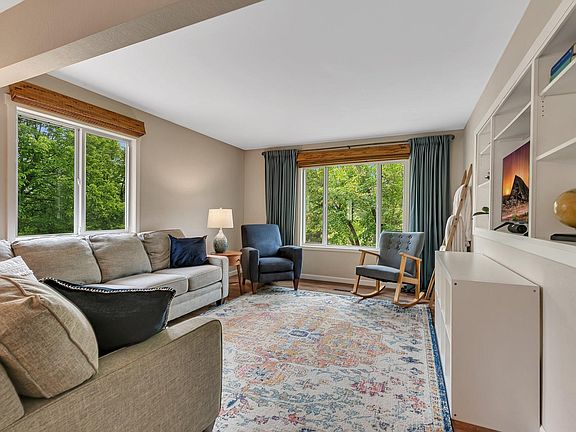 5th image of 612 3rd Ave NE