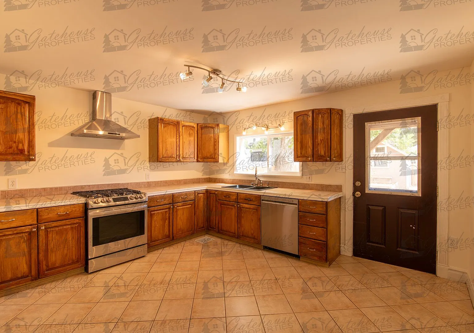 Spacious 3-Bedroom Englewood Home with Large Yard, Oversized Kitchen & 2-Car Garage — Photo 4