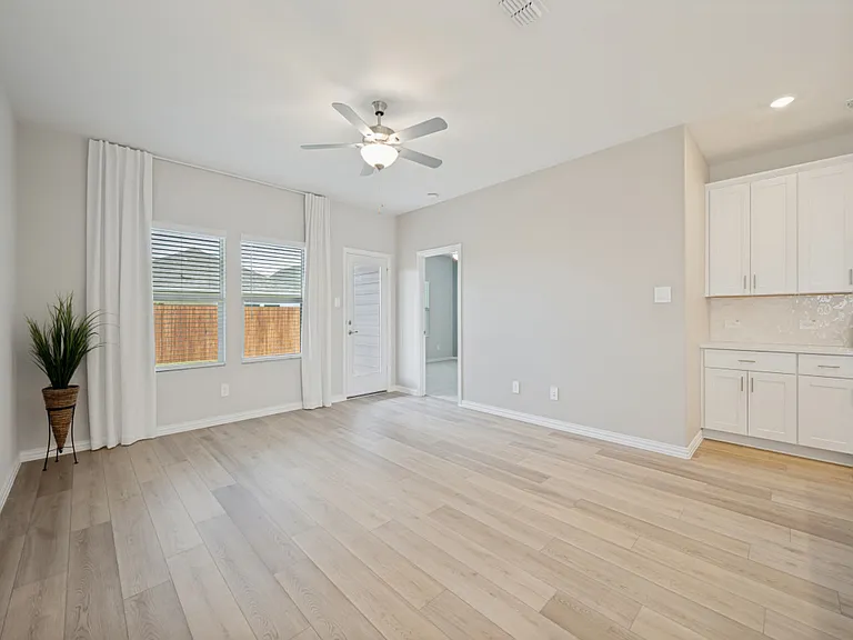 715 Dotty Dr — Photo 7