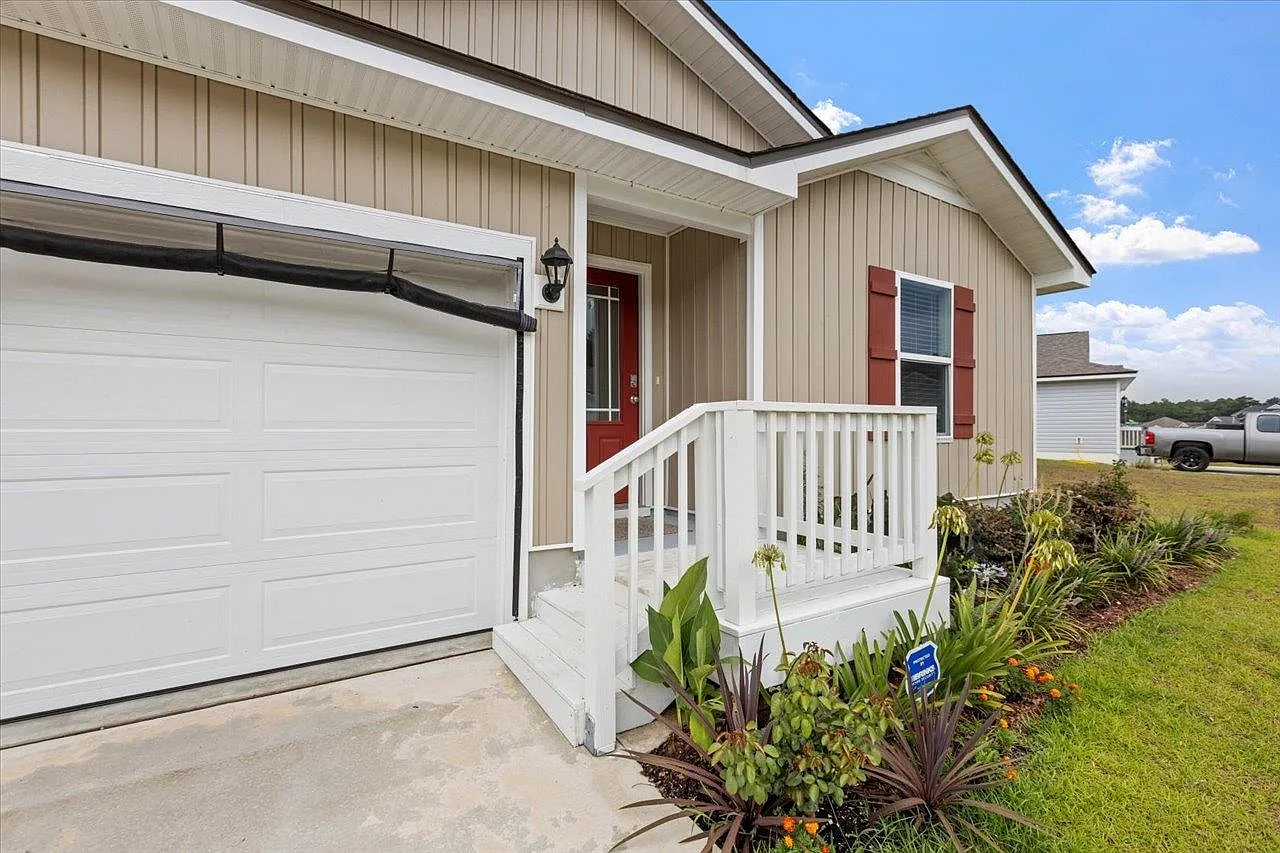 4 bed, 2.0 bath, 1387 sqft, $2,300 — Photo 3