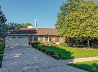 249 Carriage Hill Dr, Aurora, IL