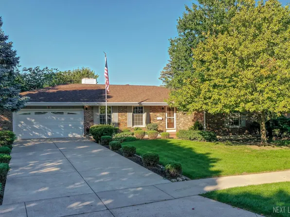 249 Carriage Hill Dr, Aurora, IL 60506