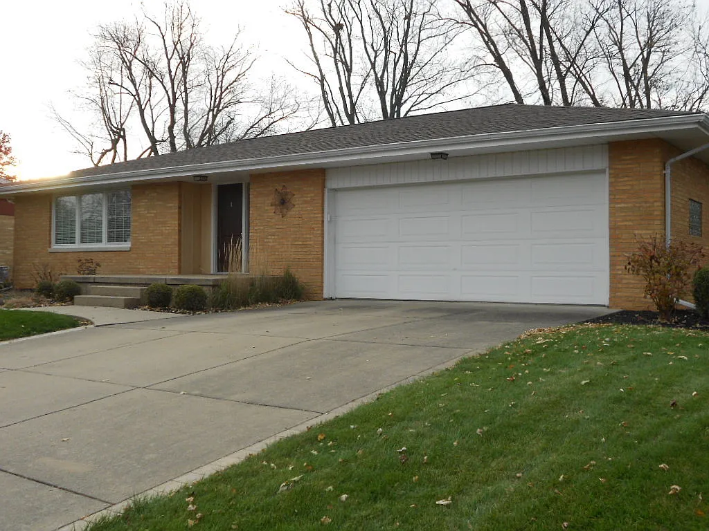 405 W High St photo 1