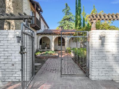 666 E Carmen Ave, Fresno, CA, 93728