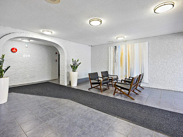 498 Queens Ave — Photo 2