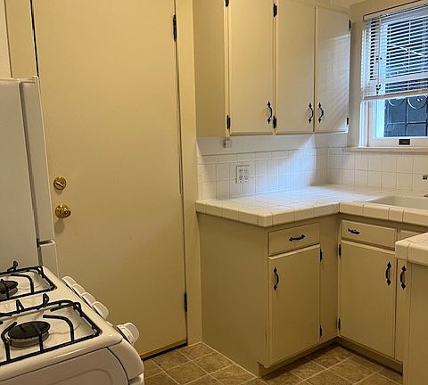 3rd image of 828 Taylor St #1B-1Ba-1000Sqft