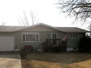704 Custer Dr, Mandan, ND 58554