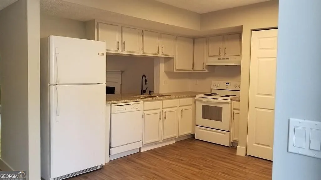 3 bed, 2.5 bath, 1220 sqft, $1,850 — Photo 2