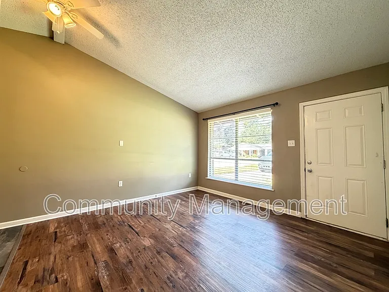 1442 Clinton Dr — Photo 5