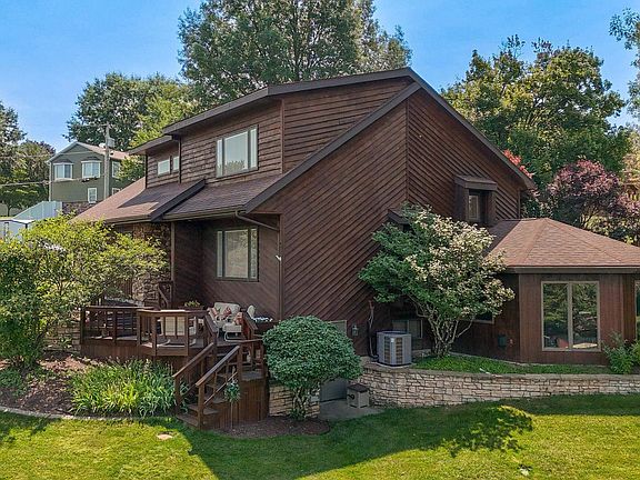 3rd image of 1121 Queens Ct