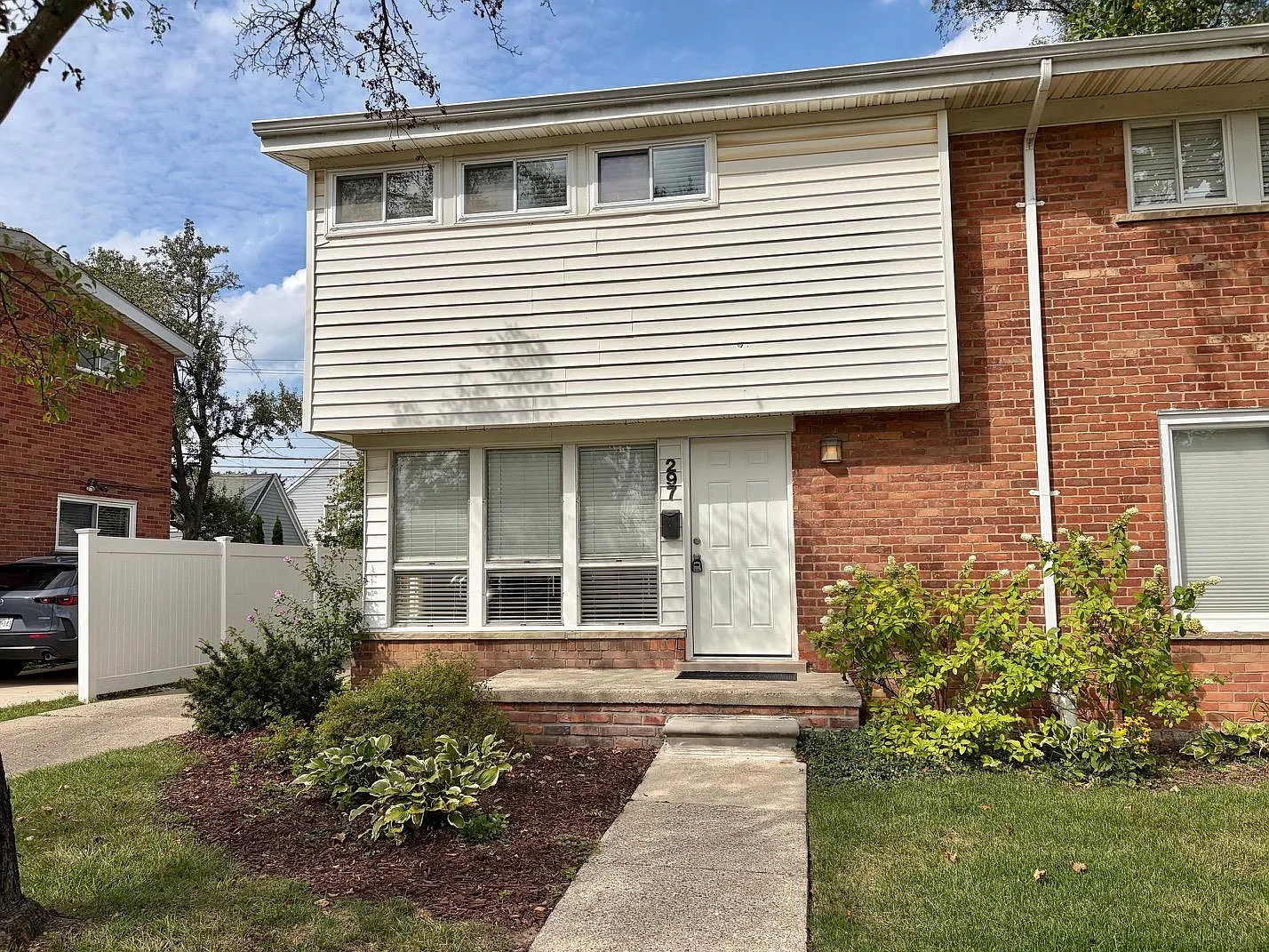 2 bed, 1.0 bath, 917 sqft, $1,975 — Photo 1