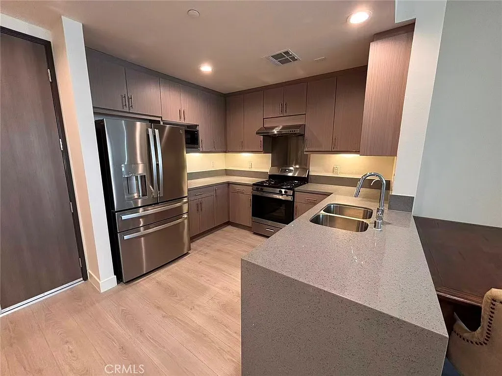 2 bed, 2.5 bath, 1200 sqft, $3,950 — Photo 3