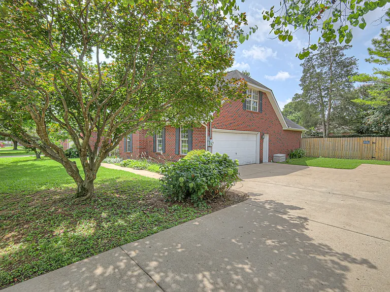 405 Sandi Ct — Photo 5