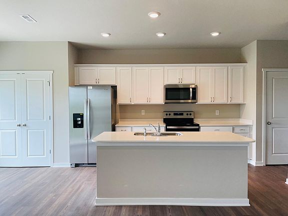 2nd image of 916 Maywood Ln