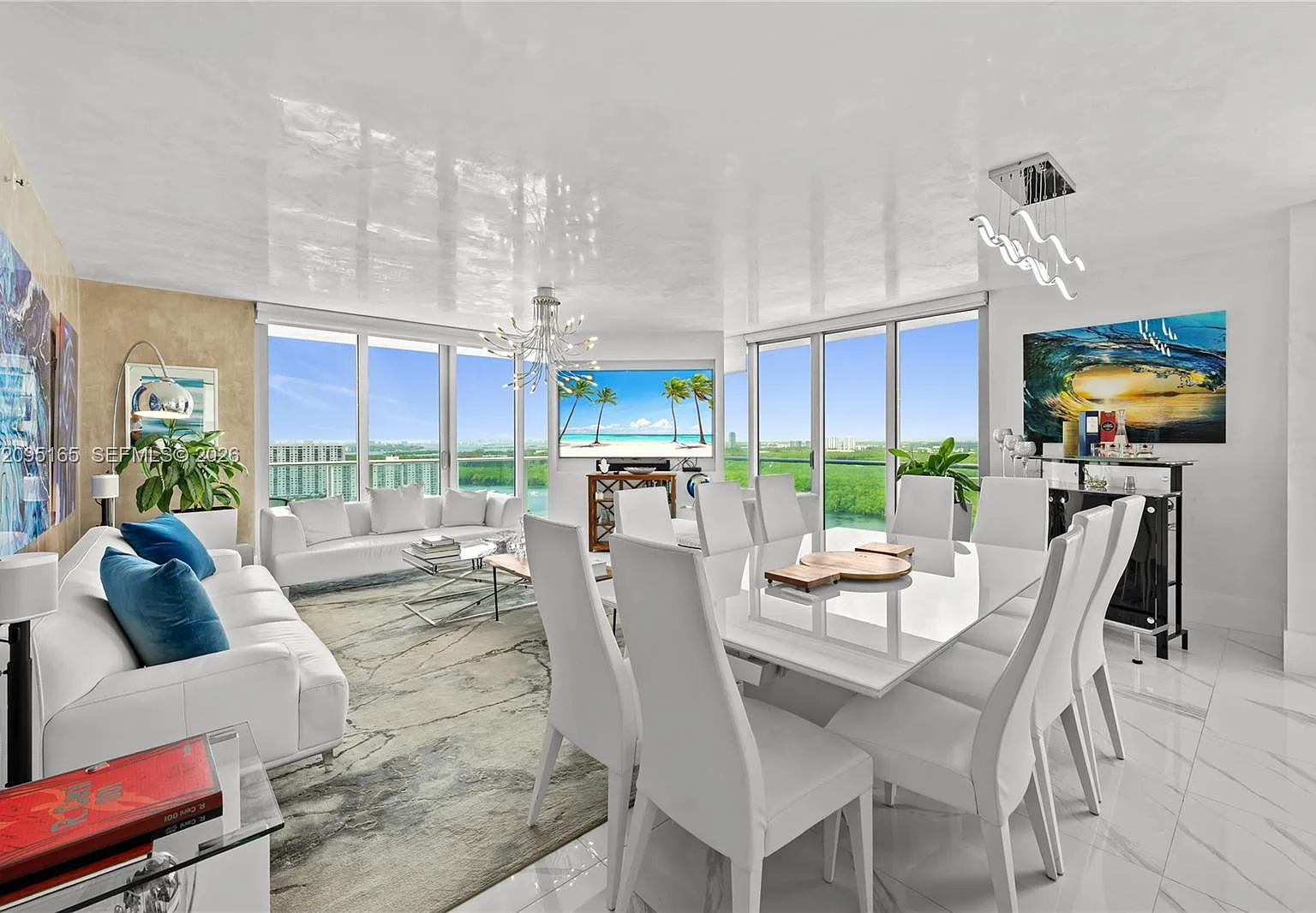 Parque Towers Condo — Photo 2