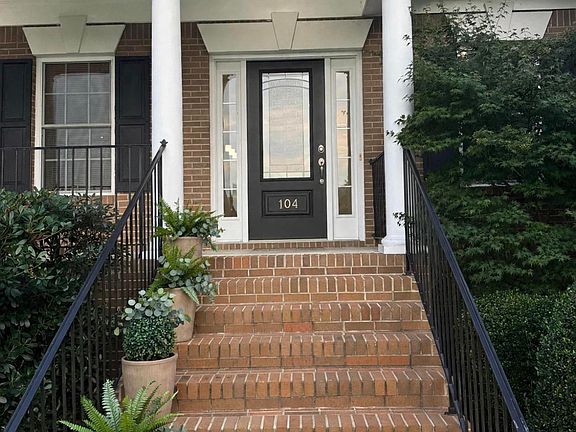 2nd image of 104 Fallen Oak Dr