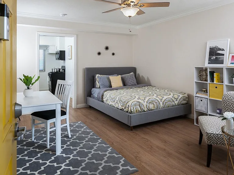 California Palms Apartments — Photo 13