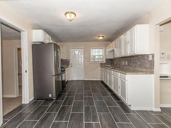 3rd image of 521 Royal Ave