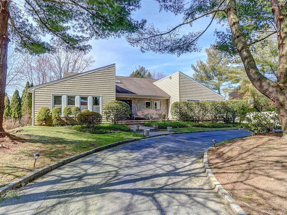 1st image of 8 Turret Ln