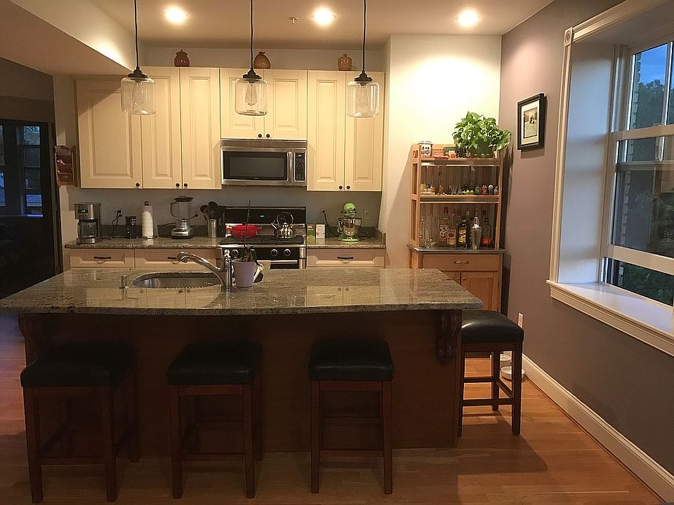 2nd image of 629 Chapel St #5C