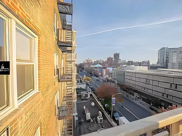 41-25 Kissena Boulevard image 3 of 26