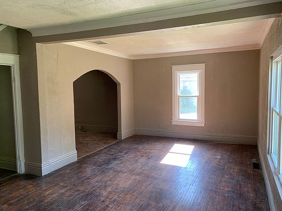 3rd image of 826 W McClure Ave