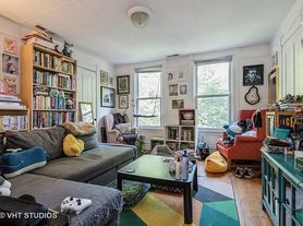 1837 W Addison St, Chicago, IL